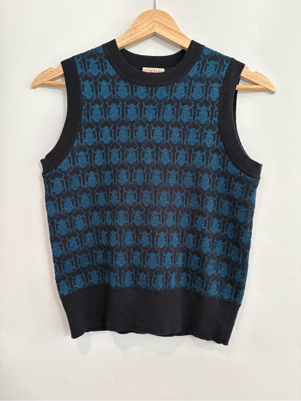 DemyLee Sleeveless Patterned Knit Vest in Shimmer Blue and Navy